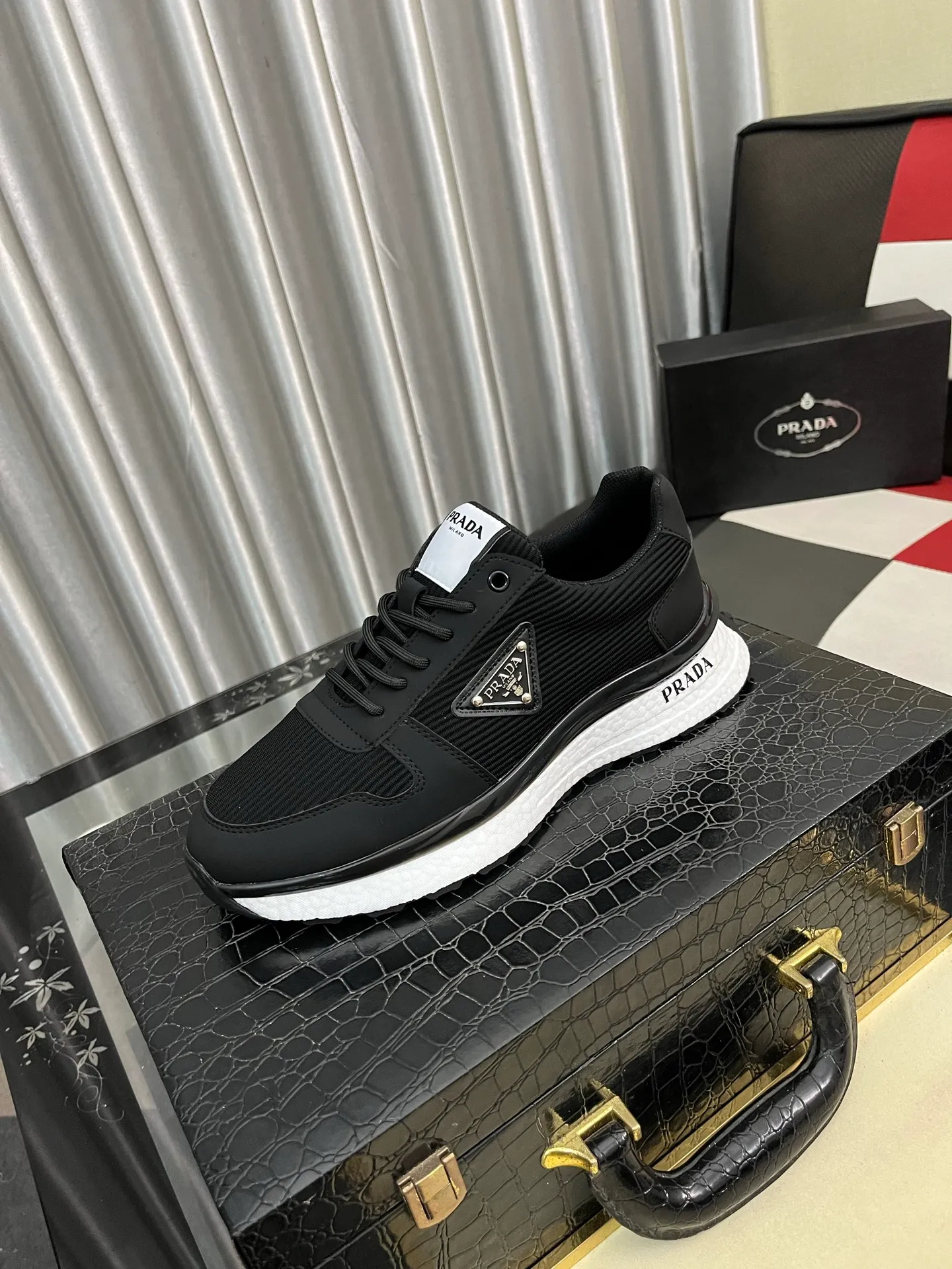 Men's Men's Shoes 💰458⌚️⌚️ Prada/Prada Men's new casual shoes, this sports shoe is made of imported calfskin upper with breathable mesh and breathable mesh lining. The foot pads are made of sheepskin, and the outsole is made of non-slip sports exclusive rubber outsole with logo. It feels good on the feet and is a fashionable item! Size: 38-44 4️⃣colors available